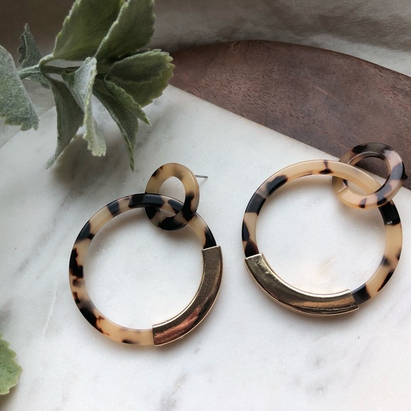 NWOT!! The Cora Double Hoop Earring - Picture 2 of 5